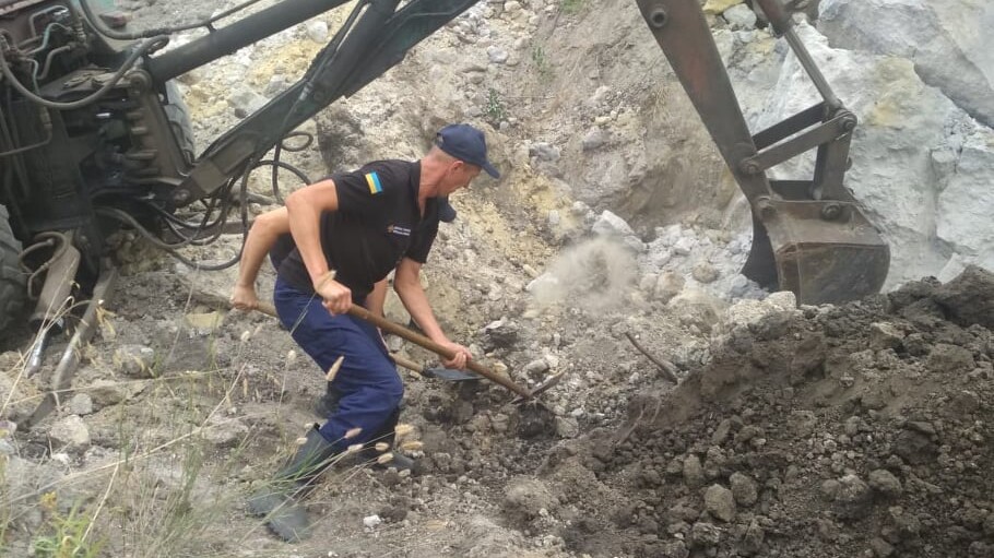 Відео. Таке важко уявити…Страшна Трагедія… Сьогодні У Київській області людей засипало піском у кар’єрі…