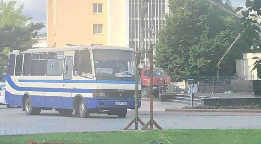 Теpміново! У Луцьку Чоловік Із Вuбухівкою Та Збрoєю Захопив Автобус Із Заручниками (ВІДЕО)