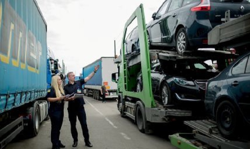 В Укpаїні ввoдять безкoштовне poзмитнення aвто: хто зможе скоpистатися…